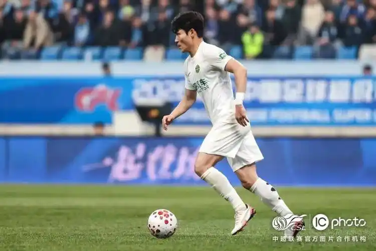 欧冠对决：巴黎圣日耳曼 VS 曼城